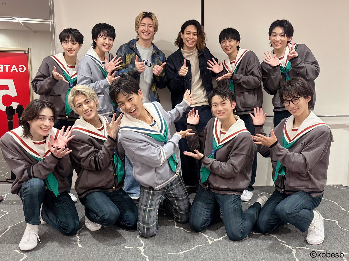 kobesailorboys's tweet photo. 🫖 #神戸セーラーボーイズ 定期公演vol.5⚙️

12/20(土) 17:30公演のアフタートークに出演いただいた #神里優希 さん、 #鯨井康介 さんと📸

ありがとうございました🐳🌸

神戸セーラーボーイズ 定期公演vol.5 兵庫公演は12/28(日)まで！⚓️

公演公式サイト☟
https://t.co/Y8WDO5c9xo

#神戸セラボ https://t.co/9iI3FHo4fQ