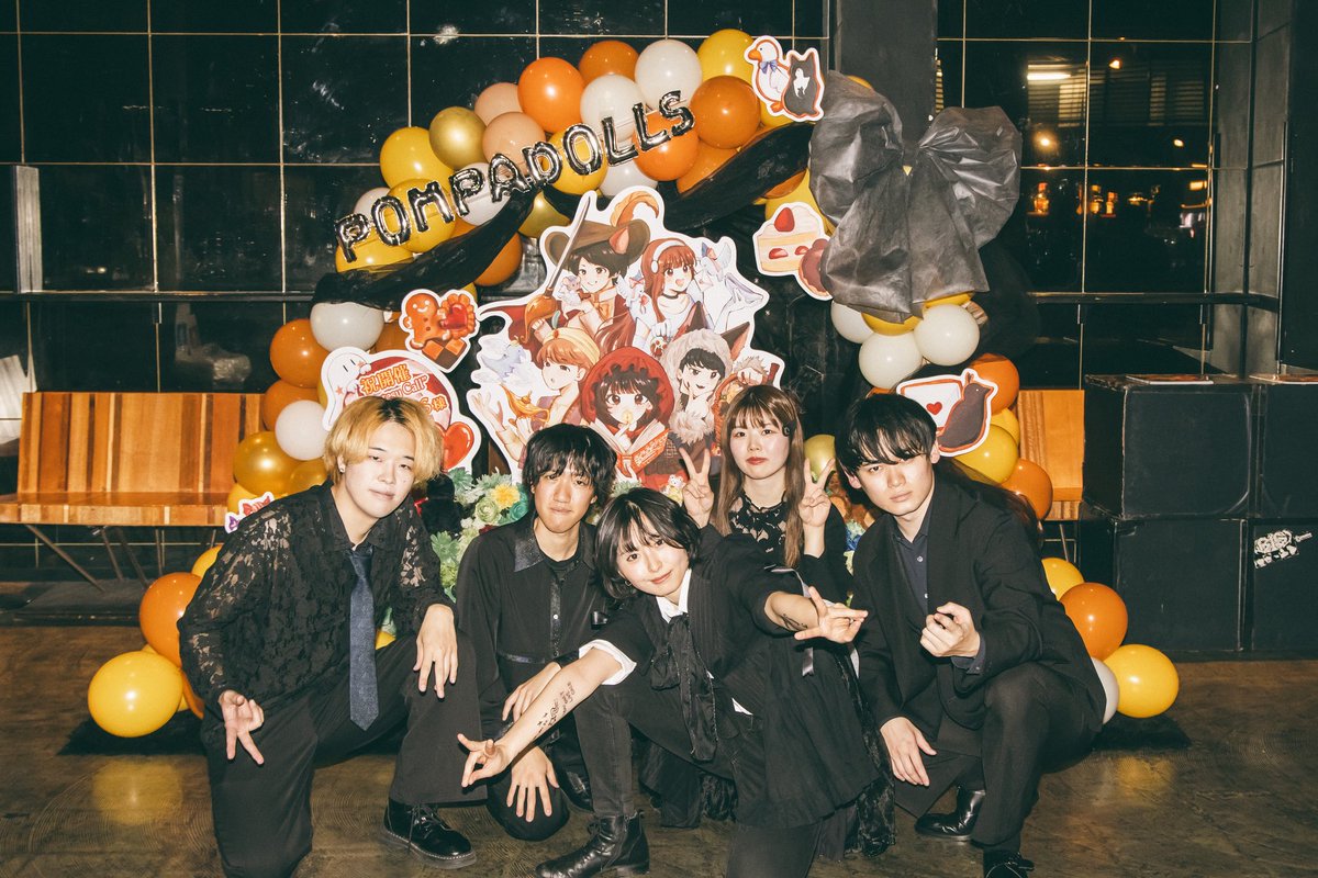 PompadollS's tweet photo. フラワースタンドありがとうございました！

ファンの皆様から２つ(!!)・テレビ東京様からとても素敵なフラスタをいただきました。
メンバーごとにモチーフが異なるイラストや、選ばれた花々から、皆様の愛を感じました。

次回のツアーではさらに成長した姿を見せるべく精進してまいります🐦‍⬛ https://t.co/JXIQNfbyfy