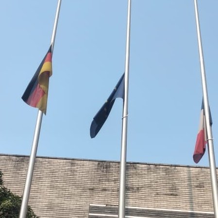 The flags at the Franco-German Embassy were kept at half-mast today in observance of the national day of mourning for the passing of Sharif Osman Hadi, in solemn solidarity with Bangladesh and its people. #GermanyinBGD