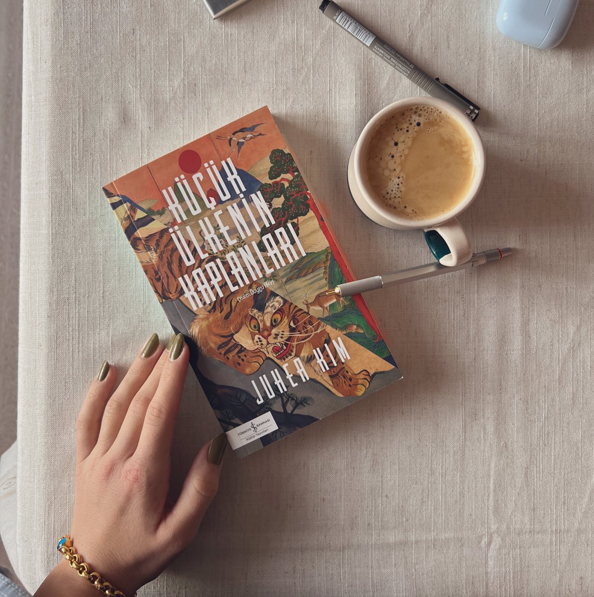 Küçük Ülkenin Kaplanları bitti. Ay neydi öyle yahu! Aşk, ihanet savaş,mücadele… hayata dair ne ararsanız var. Öyle sevdim ki bitmesin istedim. 🥹♥️
*tavsiye kitap