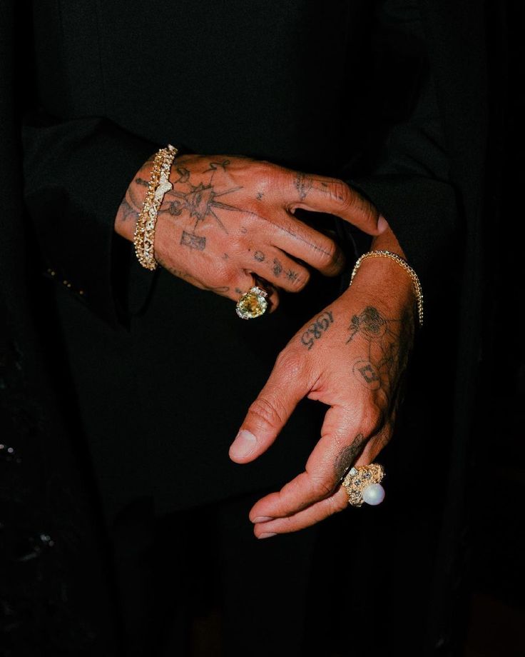 A thread of Lewis Hamilton's details🧵:

Starting with my favourite, his hands (includes his jewellery and tattoos)
