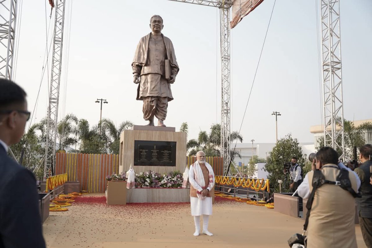 BJPMM4ASSAM1's tweet photo. অসমৰ প্ৰথমজন মুখ্যমন্ত্ৰী লোকপ্রিয় গোপীনাথ বৰদলৈ দেৱৰ কৰ্মৰাজী আৰু তেখেতৰ আদৰ্শক সন্মান জনাই আজি যশস্বী প্ৰধানমন্ত্ৰী @narendramodi ডাঙৰীয়াই উন্মোচন কৰিলে প্ৰায় ৮০ ফুট উচ্চতাৰ ভাৰতৰত্ন লোকপ্ৰিয় গোপীনাথ বৰদলৈদেৱৰ বিশাল প্ৰতিমূৰ্তি। @BJP4India
#AssamWelcomesModi https://t.co/wosp9fnPNi