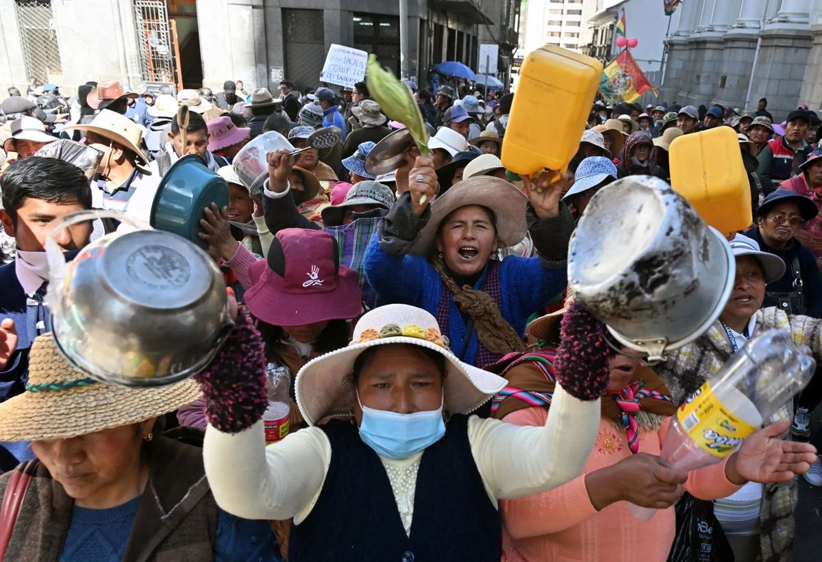 "Los más vulnerables somos los más afectados", dicen.
Hay que recordarles a los más "vulnerables", que por culpa de ellos estamos como estamos.
Ellos, (los más "vulnerables") fueron los que le llevaron al poder al MAS por 20 años. +