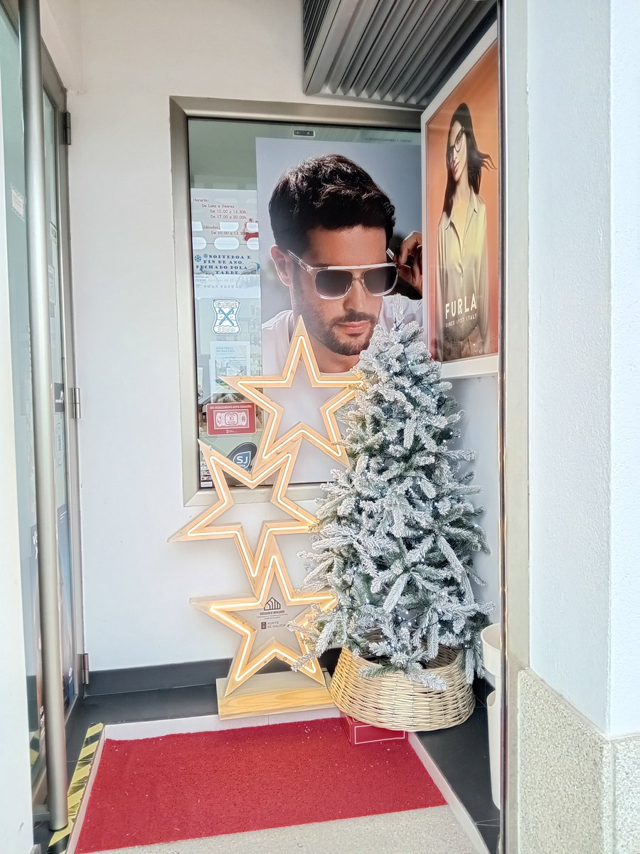 XobreOpticos's tweet photo. Boas festas!!! 

#pequenocomercio #xobreopticos #mercanoteuconcello #mercanavila #nadal https://t.co/LuvJQ4zwxf