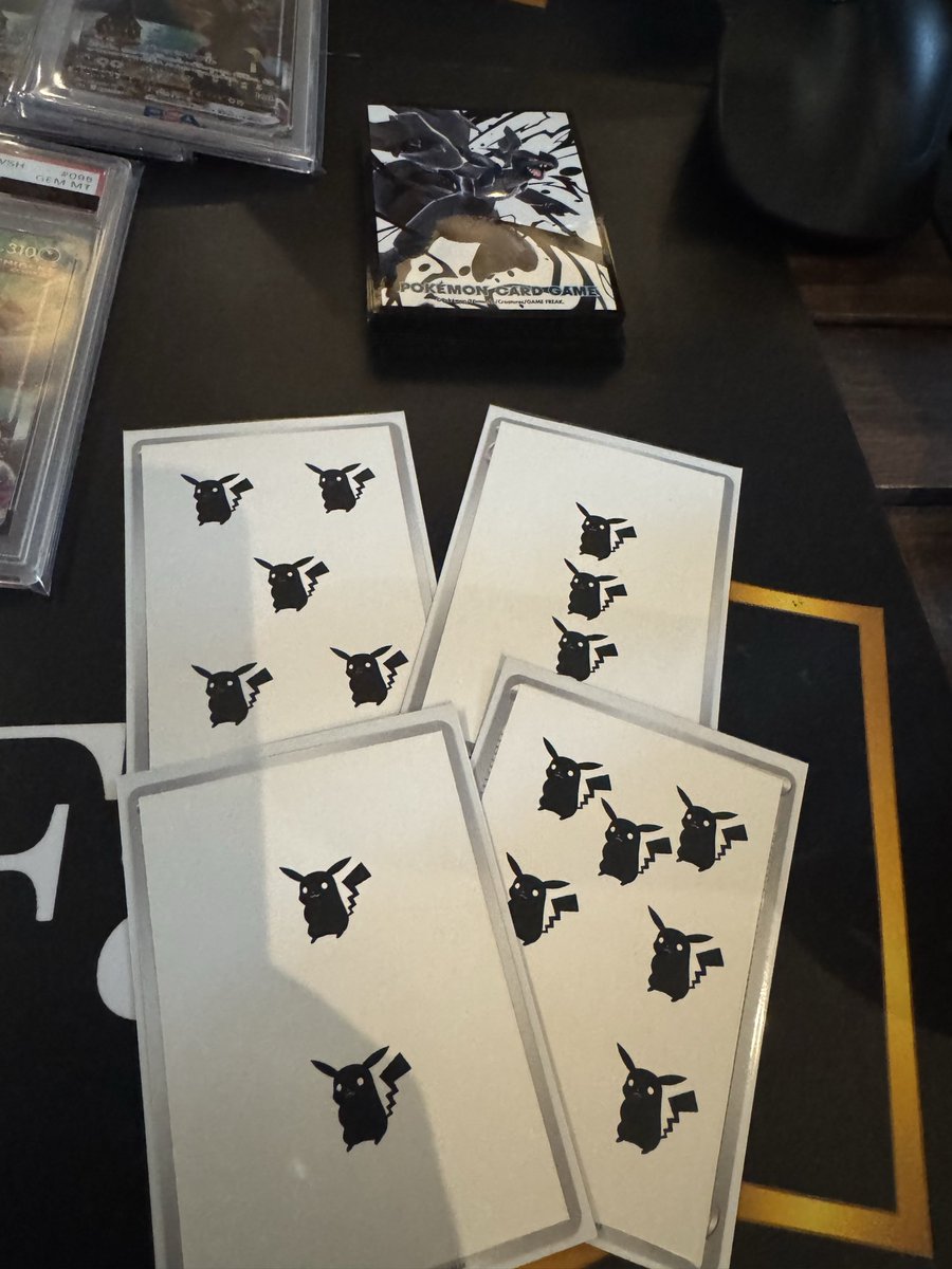 ルール説明】 ①1〜10のピカチュウが描かれたトランプを束にします