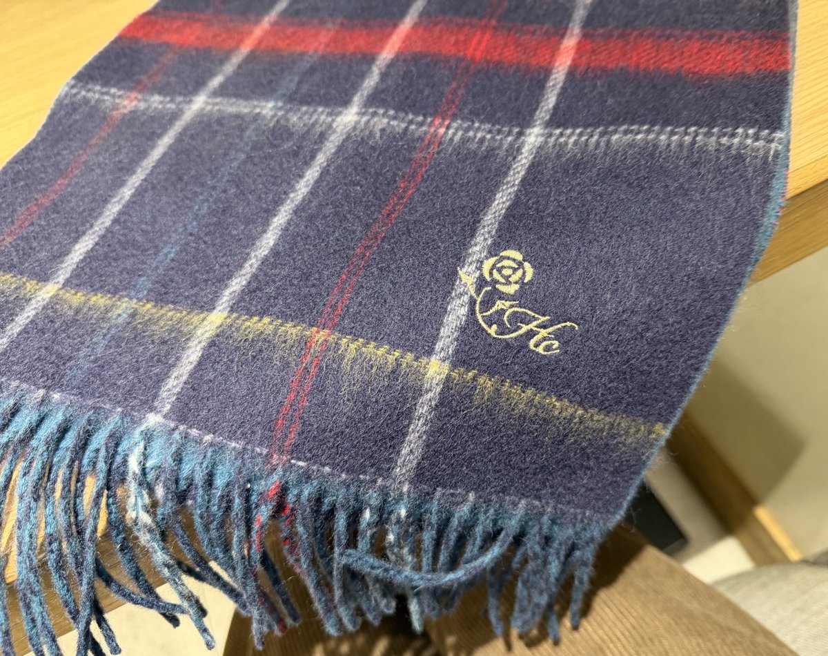 ハウレス　11/29値上げ予定：あくねこ マフラー / クリスマスプレゼント 実はハウレスくんからのクリスマスプレゼントのマフラーに包まれてい