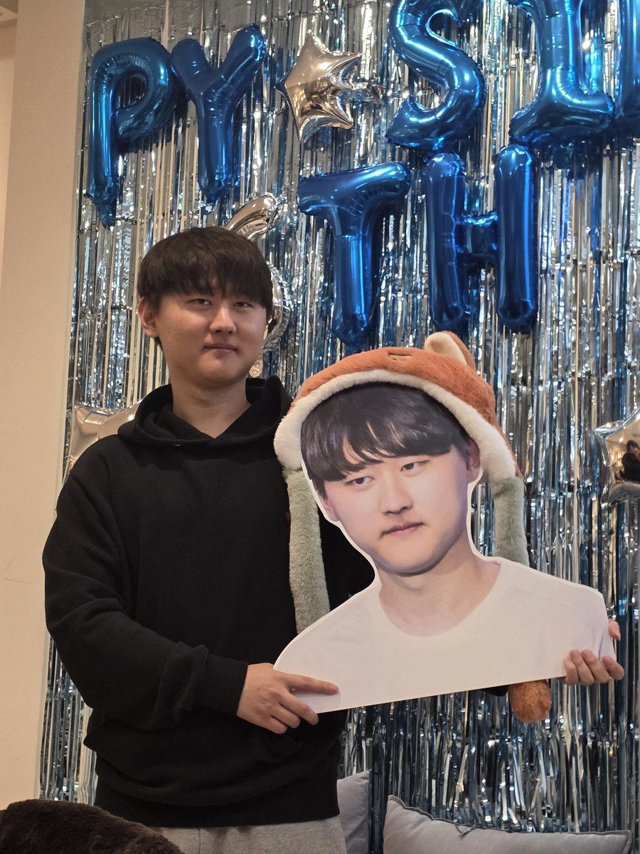 asdfchoa's tweet photo. 6주년 카페 창현이☺️ 인형 넘 귀야움

#영원히_빛날_푸른_별
#6th_Anniversary_Cafe_Sirius 
#pyosik
#표식 https://t.co/RxCRLMgnV9