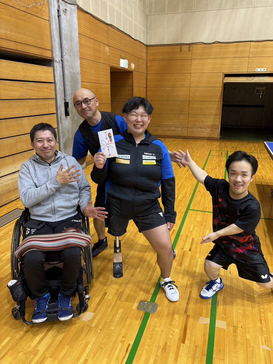 taku_tore's tweet photo. 【12/20(土) 第10回卓トレ杯 開催報告🏓】

毎年6月・12月の恒例行事となった #卓トレ杯 を、12/20(土)に開催しました。
今回もパラ卓球の渡邊 剛選手、阿部 隼万選手、片見 公亮選手 の3名をお迎えしたインクルーシブ大会。

年末のお忙しい時期にもかかわらず、定員100名を超えるお申込みをいただき、大盛況の一日となりました。
ご参加いただいた皆さま、本当にありがとうございました！

主催者として毎回楽しみにしている卓トレ杯。
いつも参加してくださる皆さんと年2回お会いできる喜び、そして「はじめまして」の新しい出会い。
そのたびに、主催者冥利に尽きるなあと感じています。

こうしてスポーツを楽しめること自体が、本当に幸せなこと。
だからこそ、スポーツをもっと身近にし、幸せの数を増やしていきたい。
そんな想いで卓トレは日々活動しています。

引き続き、どうぞよろしくお願いいたします！

そして個人的なハイライト。
卓トレ開業当初に大変お世話になった横井さん（@shinjiyokoi1）が大会に参加してくださり、なんと10年ぶりの再会。
1号店オープン後、居酒屋で語り合った日々から、あっという間の10年でした。

本当に多くの方に支えられてきた10年。
次の10年も、しっかり頑張ります。

1枚目:入賞者の方々と。合田選手、悲願の初優勝おめでとう🎊
2枚目:パラ選手の方々と
3枚目:横井さんと！

#卓球 #インクルーシブ #パラ卓球 #卓トレ#卓トレ杯