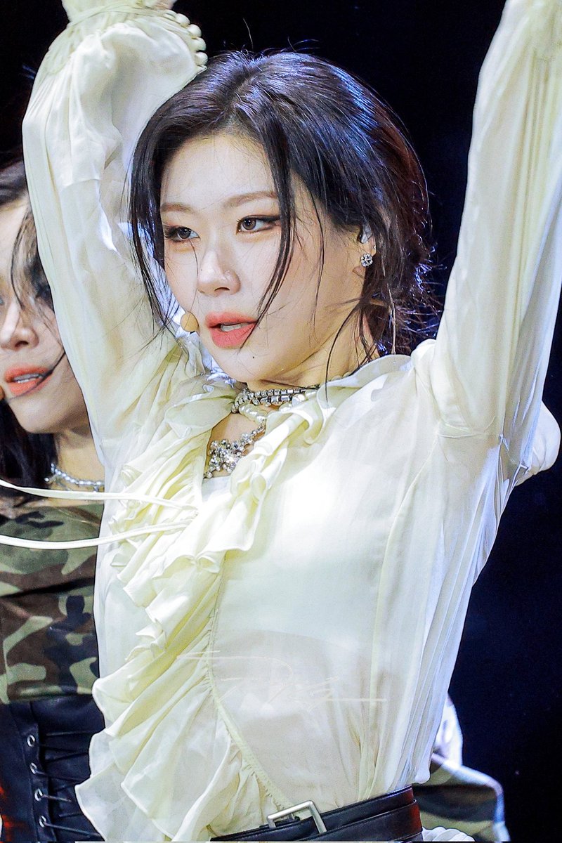 m_fahmi_r's tweet photo. HER GAZEE OMFGGG😳😩

#ITZY #MIDZY
#CHAERYEONG #채령 https://t.co/aU8QhYbxZX