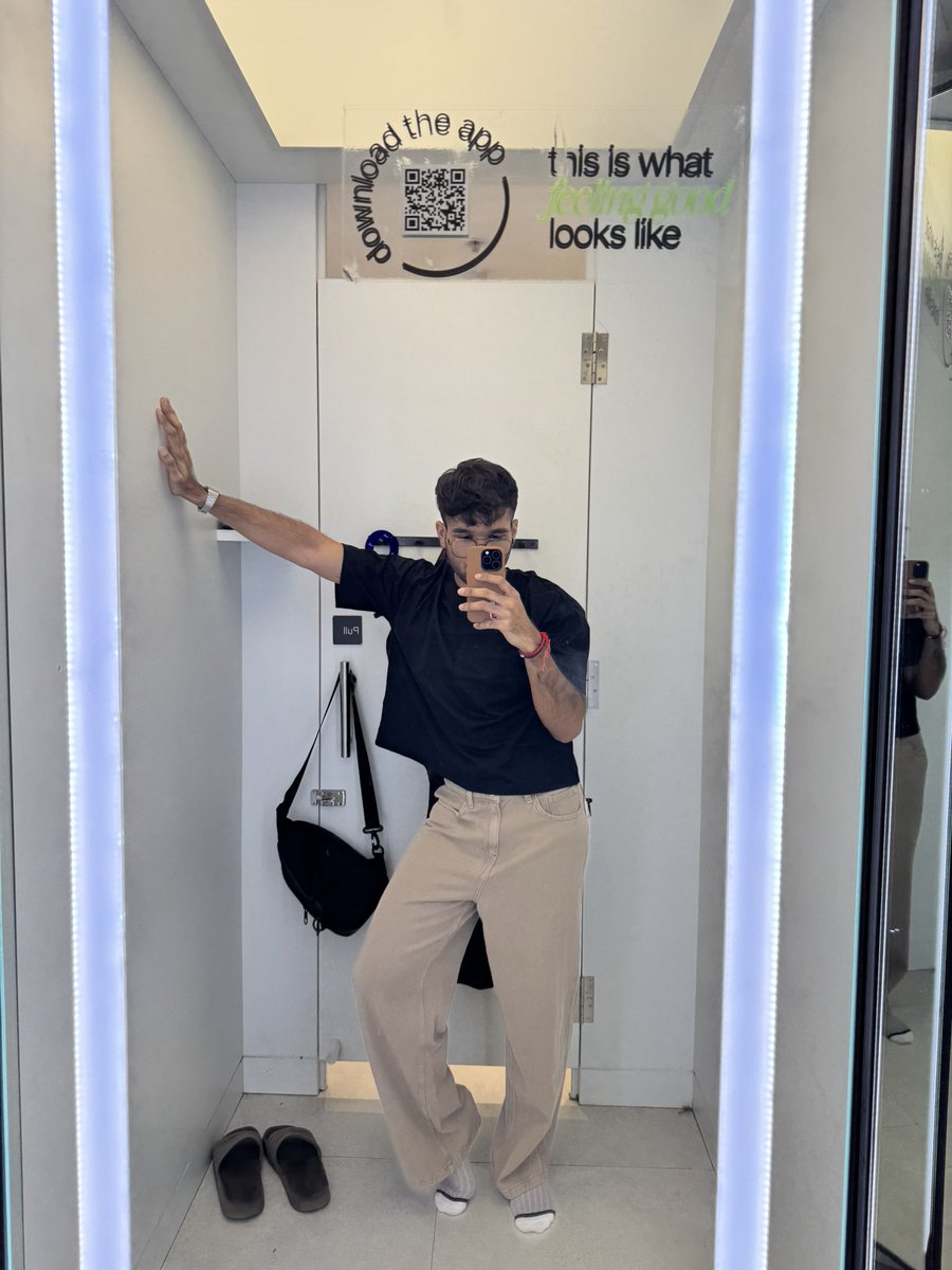 exile__13's tweet photo. Fitting room shenanigans 🐻 https://t.co/SpFsJTl8NL