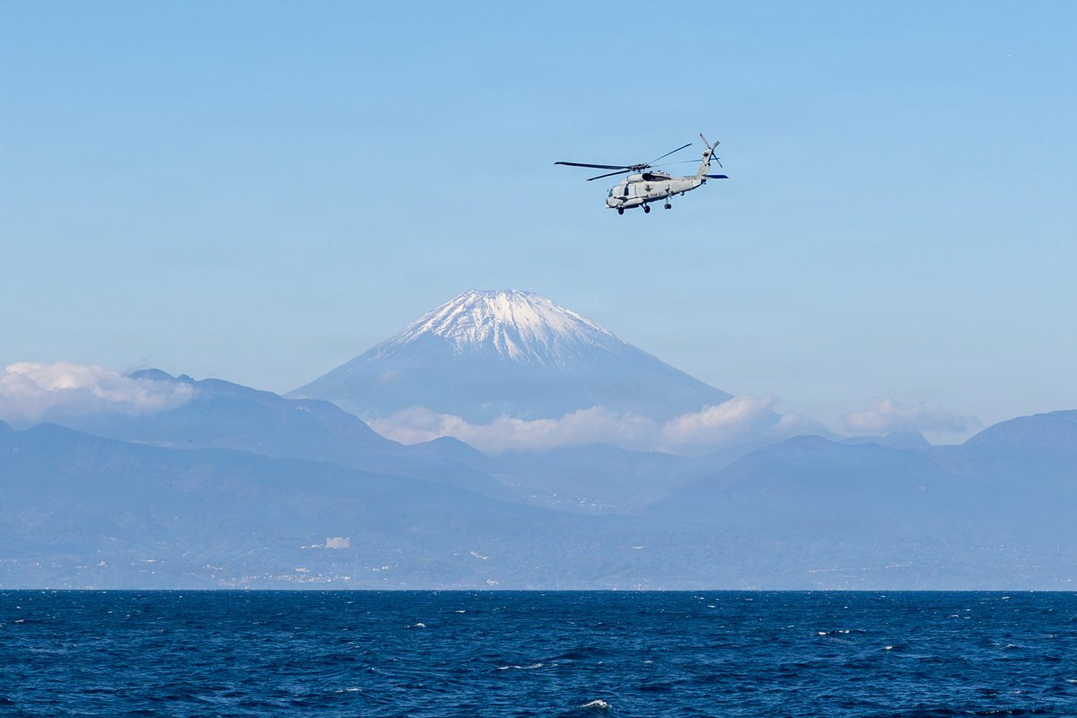 Keeping the fleet flying!

Sailors aboard Nimitz-class aircraft carrier USS Abraham Lincoln (CVN 72) complete maintenance on aircraft while underway in the Philippine Sea, Dec. 15, 2025. 

#ForwardDeployed | #PresenceMatters https://t.co/VUlI1jlA4X