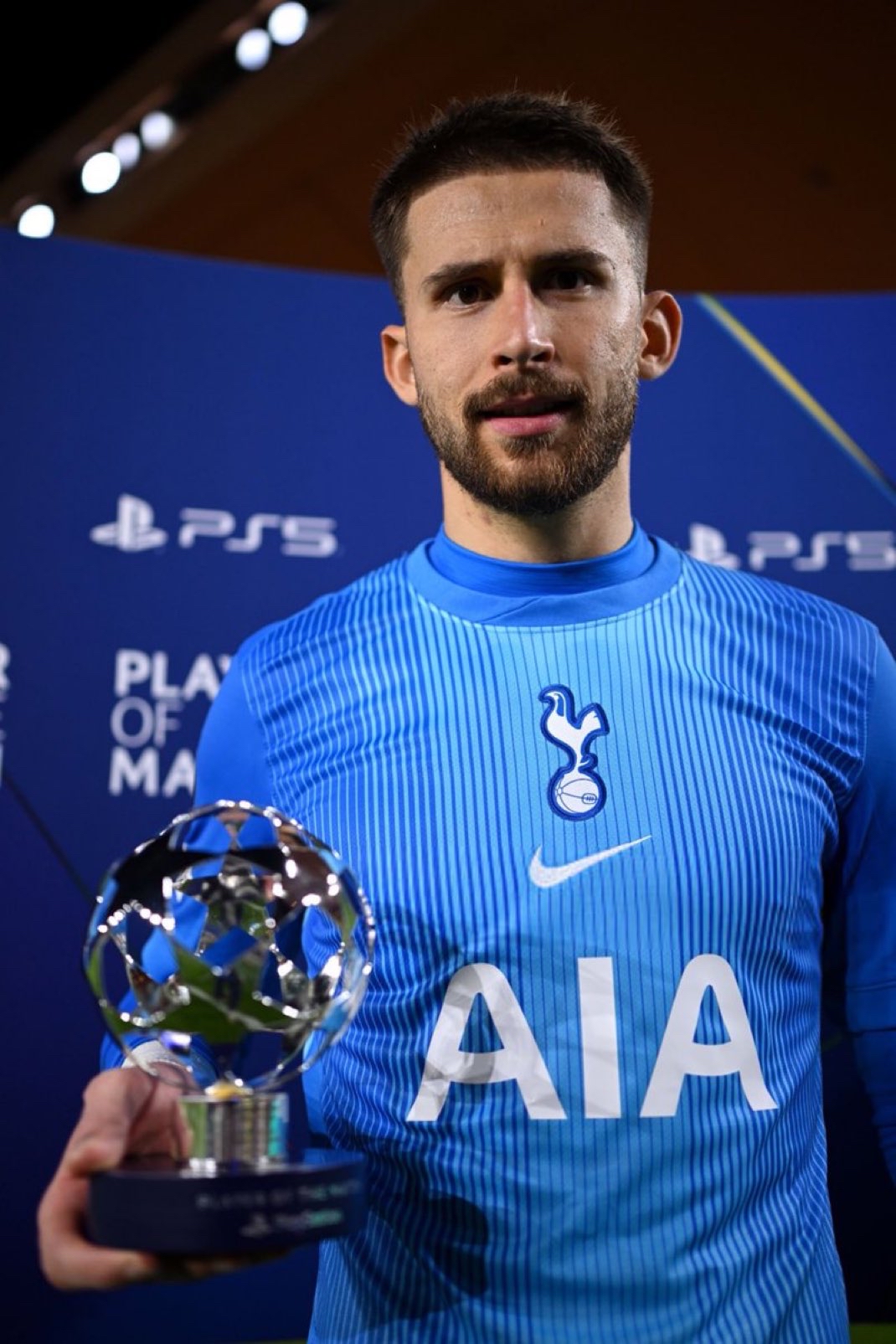 توتنهام لا يفكر في استبدال حارسه فيكاريو في سوق الانتقالات القادمة 