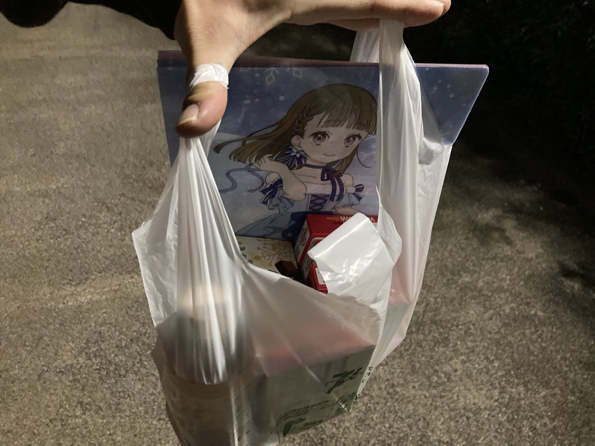 食後の散歩！
岡山まで来てクリアファイルを買いました🪷
お菓子いっぱいです(笑)