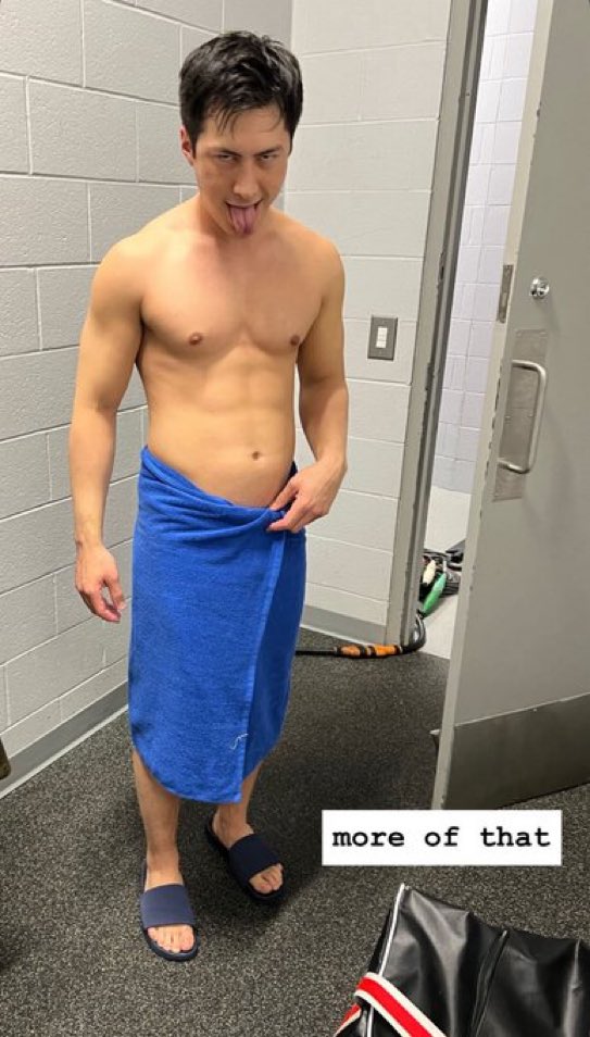 shnehollander's tweet image. como pode ele ter vindo no mundo pra perturbar todo mundo o jacob falando pra ele botar roupa no set e o querido assim o tempo inteiro