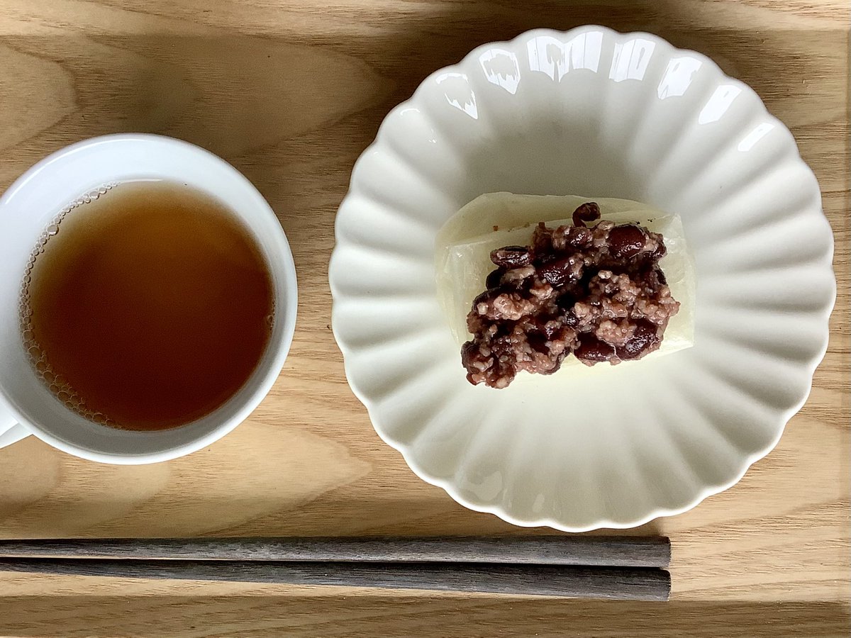 Day 2 without working radiatorsBreakfast. I cooked Azuki beans yesterday, and fermented for 8 hours in yogurt maker. It has become anko. It has ‘gentle’ sweetness. I enjoy it so much. I brew Hoojicha, Japanese roasted tea. 
Extreme Heat tech long T-shirt is great. 
Good morning.