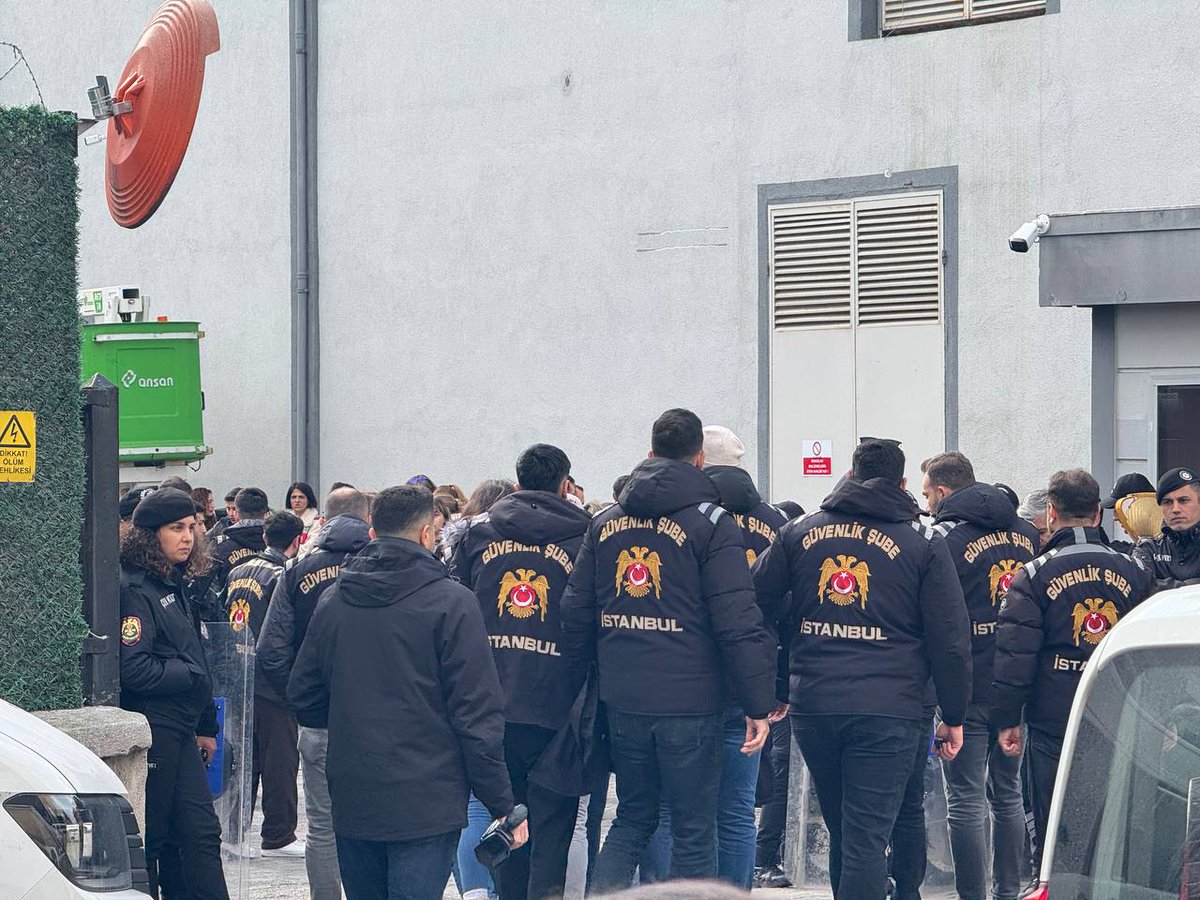 #SonDakika

🔴Geçtiğimiz günlerde Papa'nın kırmızı halılar ile karşılandığı İstanbul'da, Bugün İslam'ı anlatmak için gelen Semra Kuytul Hocahanım'ın konferans yapacağı salon Çevik Kuvvet tarafından ablukaya alındı!

SalonSahiplerine AçıkTehdit
#ÜmraniyeBelediyesi