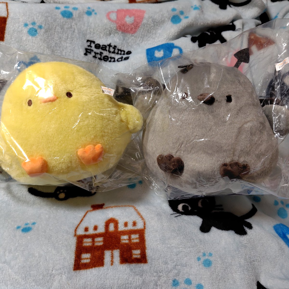 名パルコ店購入、友人宅に泊、茨城姪っ子宅にお泊まり各3週間
やっと🐱自宅に来てくれましたー⸜🐣⸝❤
本当はシールも頼んだのに
もふピヨちゃんの値札に、ん？
ってして友人も店員さんもお会計忘れちゃったみたいピピピwww🐣🫧 ͛.*

モフモフ((  *´˘`)´˘`*)
#もふピヨ 
#さんぽいも