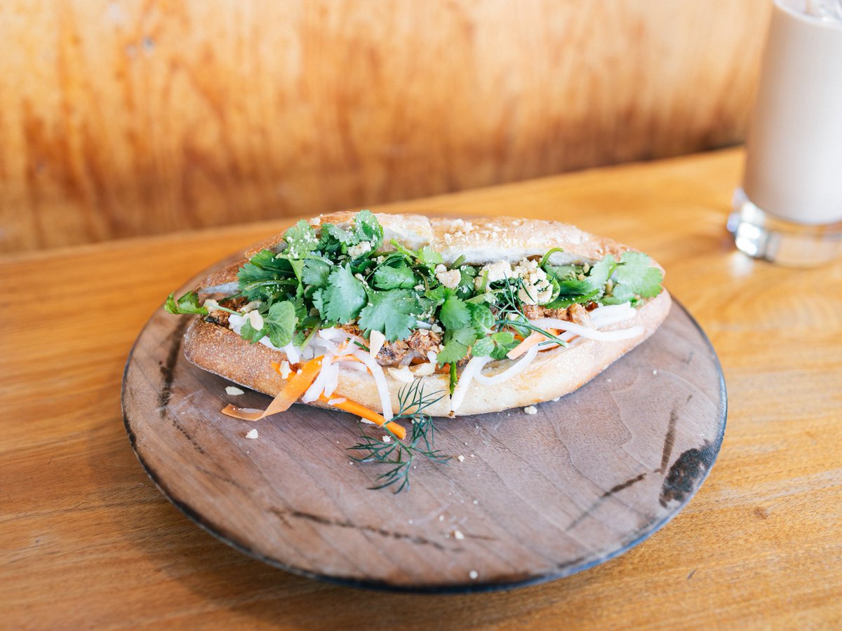 juncom06's tweet image. 昨日は年内最後の美容院。
スッキリ年が越せそうです🙏✨

お昼は鯖バインミーとチャイ。
バインミーは、トマトと一緒にじっくり煮込んだ鯖、なますの相性がバッチリ！
おいしかった〜