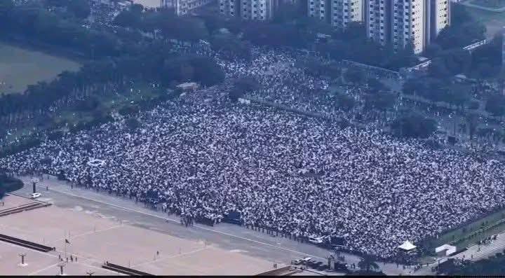 عثمان ہادی شہید کو بنگلہ دیش کے قومی شاعر قاضی نذرالاسلام کے پہلو میں سپرد خاک کر دیا گیا
#Bangladesh #Osmanhadi