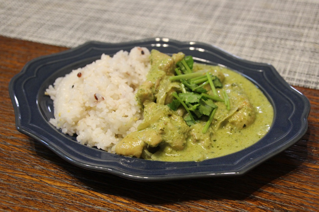 ハーブとスパイスからグリーンカレーを作った🌱