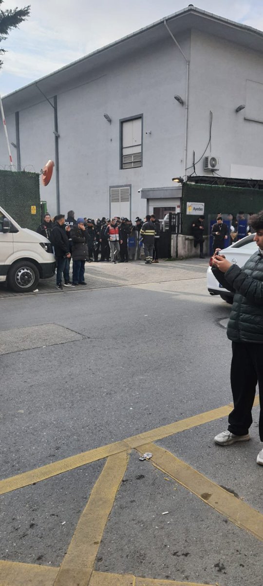 Kolluk kuvvetlerinin görevi konferans mı engellemek? Yasaklayacak bir karar mı var da biz mi bilmiyoruz?

SalonSahiplerine AçıkTehdit
#ÜmraniyeBelediyesi
#ÜmraniyeEmniyeti