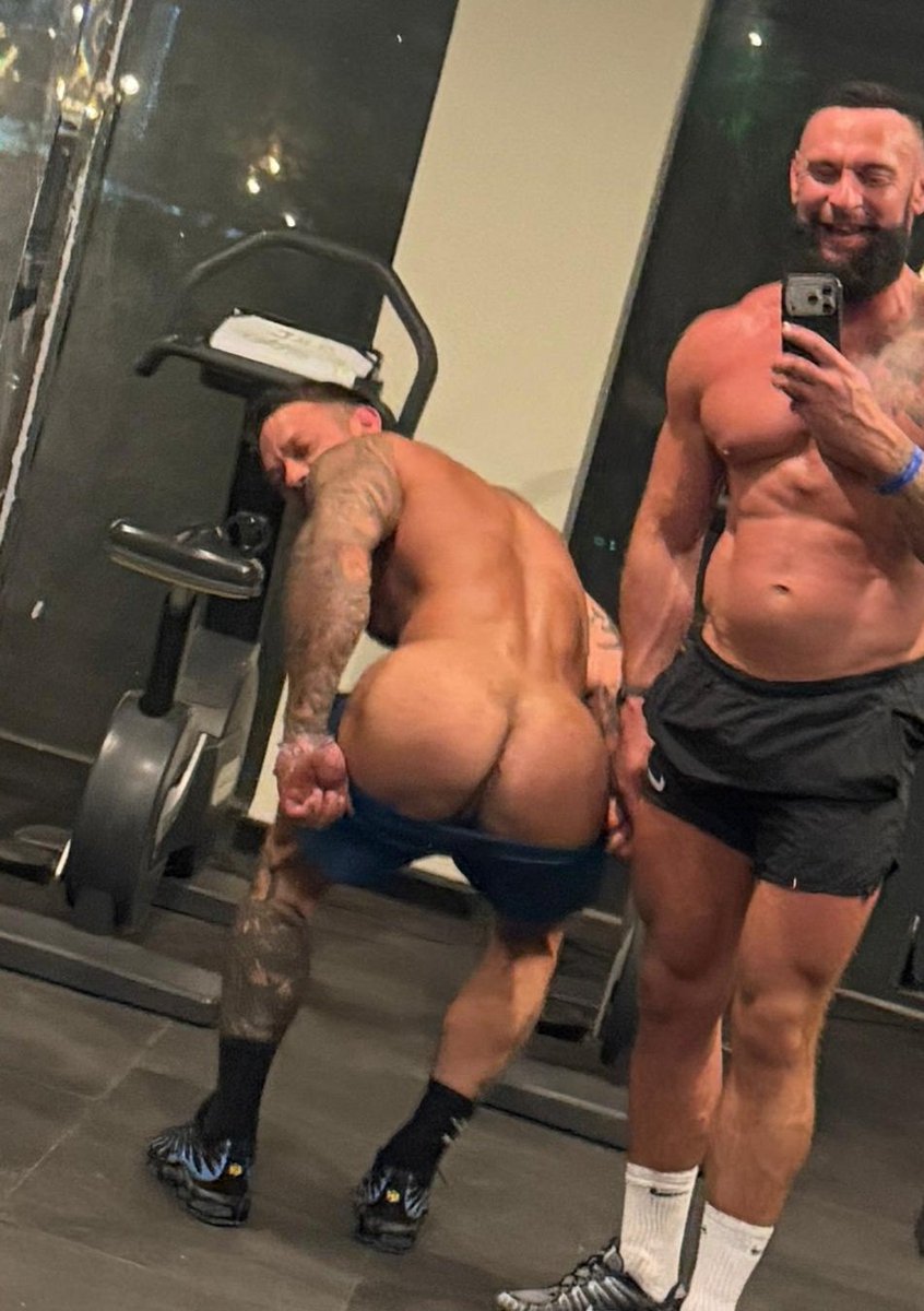 Get your fukin piggy 🐷 nose 👃 in there .. proper sweaty after the gym !!