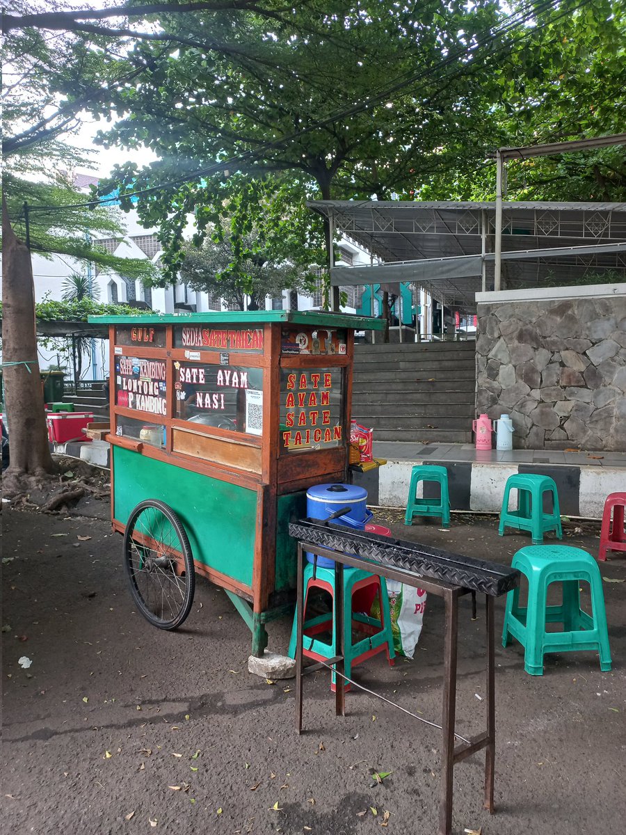 Sokin wots buka depan Masjid kemdikbud