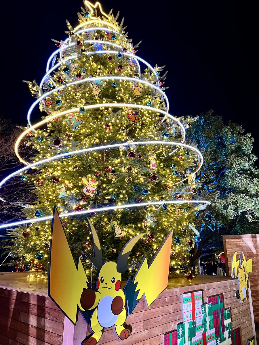 入場無料エリアに、#ポケモン たちが集まるクリスマスツリー🎄 横浜