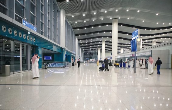 مطار الملك خالد الدولي بالرياض: - تمت المتابعة والتنسيق مع الناقلات الجوية والجهات المعنية فيما يخص إجراءات الرحلات الملغاة والرحلات التي تم إعادة جدولتها، والتي بلغت نحو 200 رحلة يوم أمس - العمليات التشغيلية عادت للعمل بشكل كامل - نعرب عن أسفنا وتقديرنا لحجم الانزعاج والإرباك الذي طال المسافرين الكرام، والتزامنا بلائحة حماية حقوق المسافرين الصادرة من الهيئة العامة للطيران المدني 