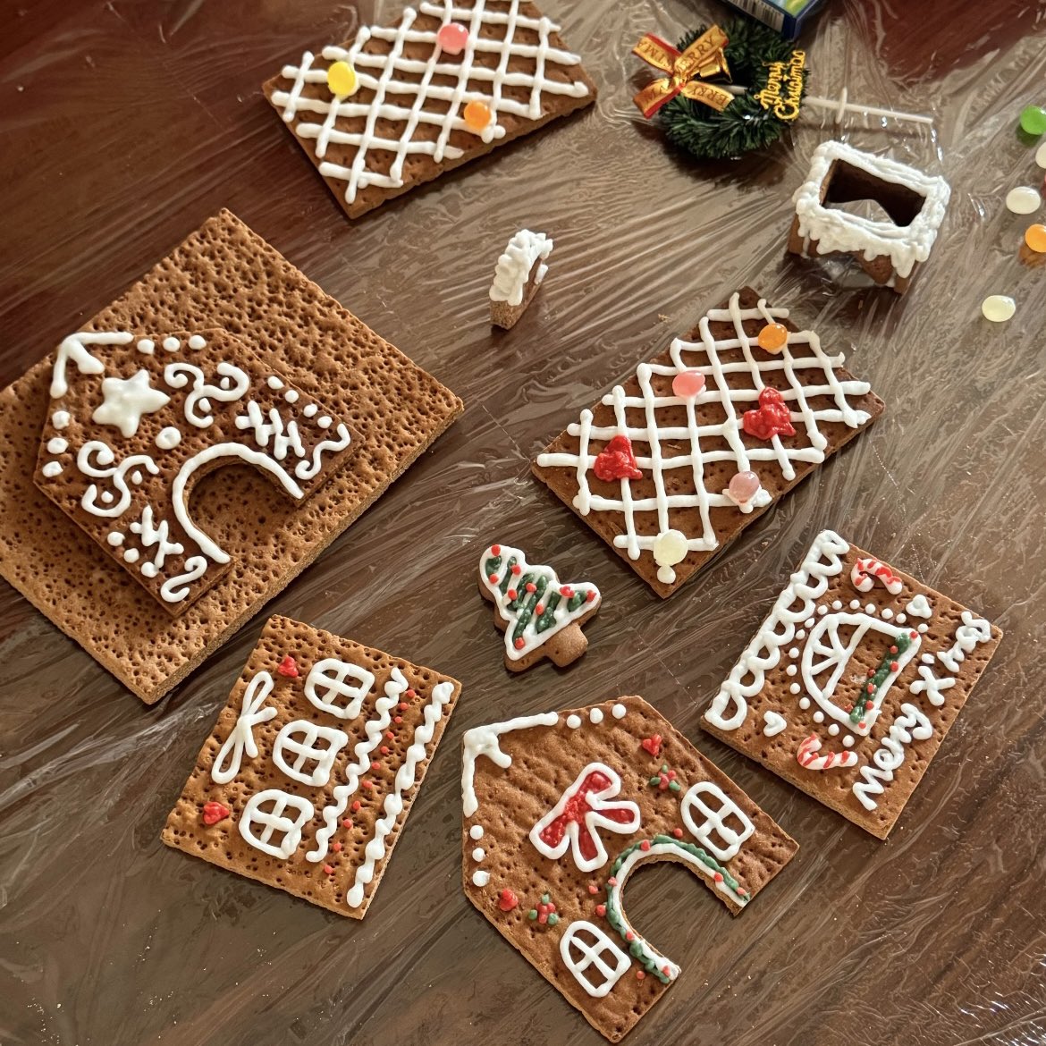 PerfectBlueRi's tweet image. mastered a gingerbread house🌟