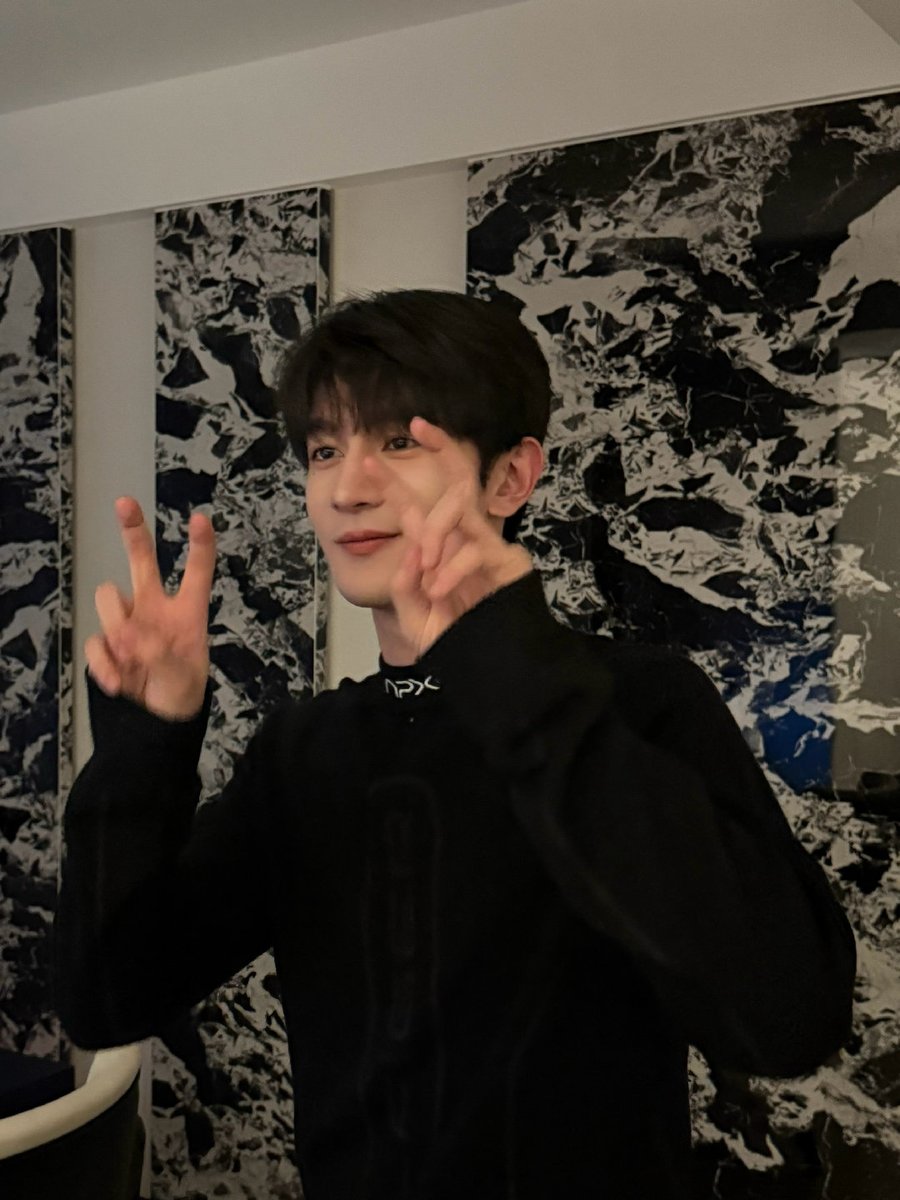 xianguang0104's tweet photo. 251220 #XiaZhiguang studio weibo update

Some behind-the-scenes photos of Guang doing the Overdrive gesture dance challenge yesterday 😍 So adorable! https://t.co/dIVdOrS0Wr