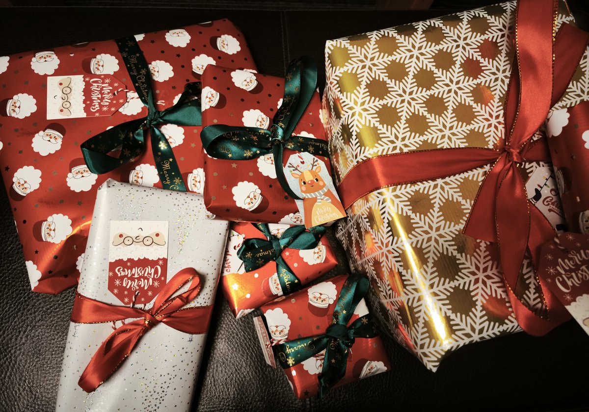 Erste Weihnachtsgeschenke sind eingepackt.