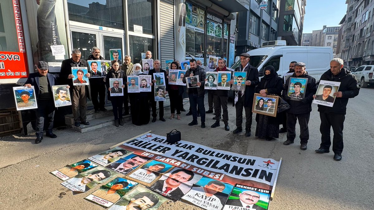 Mahir ve Eyüp Karabeğ kardeşler, 31 yıl önce Hakkari’nin Çukurca ilçesinde zorla gözaltına alındı ve işkenceyle katledildiler. 
Buradan yetkinlere sesleniyoruz! Karabeğ dosyasında adalet sağlansın, kardeşlerin akıbetleri açıklansın ve sorumlular adalet karşısında hesap versin.