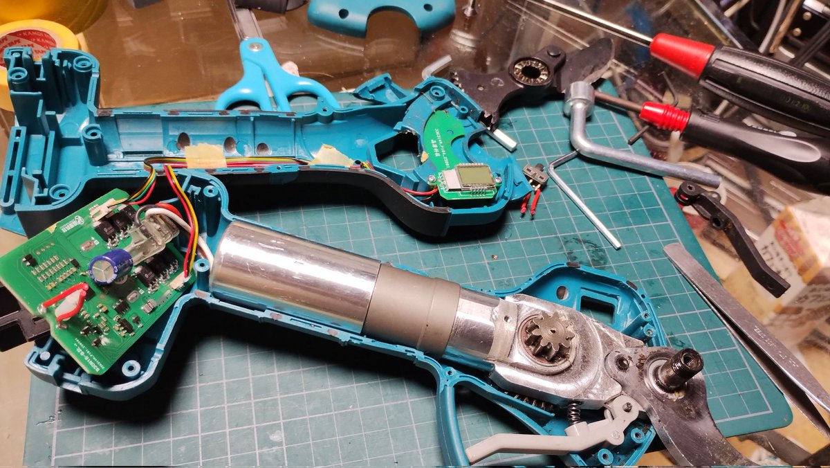 パーツが届いたので修理なう👩‍🔧 修理動画も送ってもらったのですが