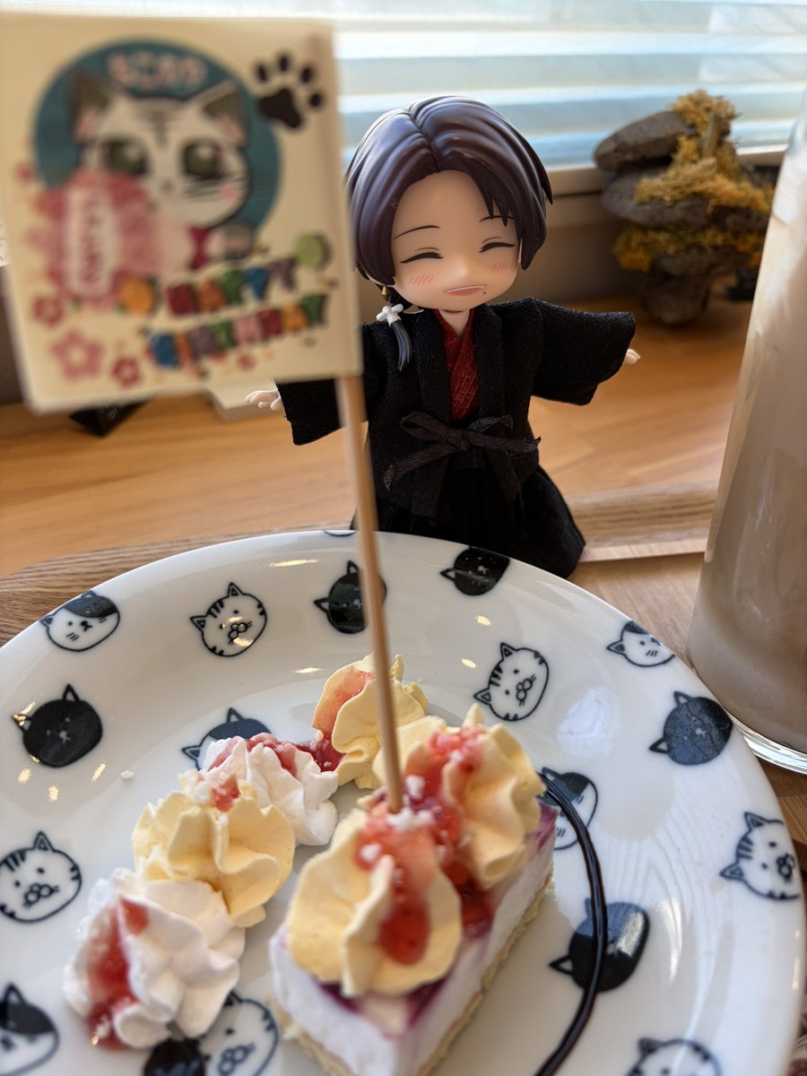 usausalabyrinth's tweet photo. 今年の誕生日もねこのや(@nekonoyasan55 )さんで😊
偶然にもお会いできた審神者様お二方とご一緒させていただき、とても楽しい時間を過ごすことができました(*´ω`*)みなさまありがとございました♡♡ https://t.co/FFLRlyG3Wt