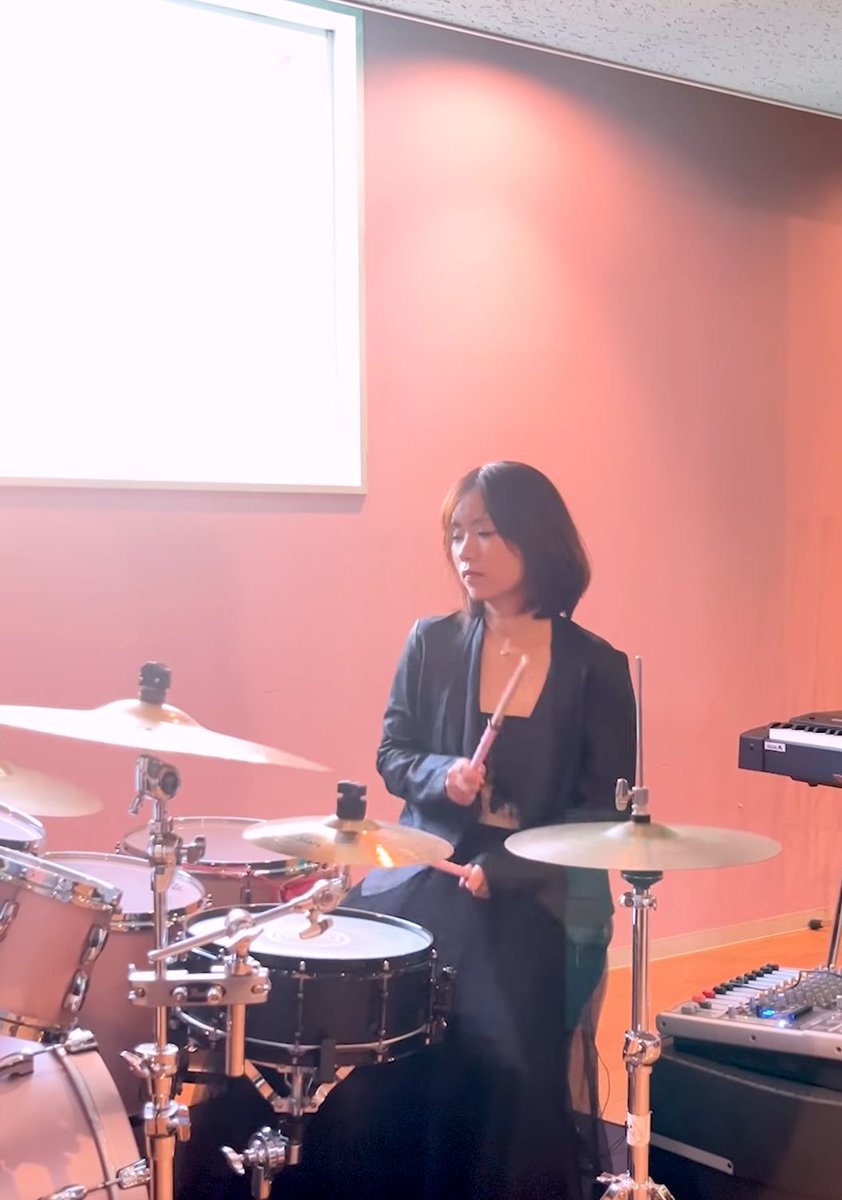 ＼新しいカバー動画をUPしました／

📹Bring Me The Horizon / Obey [Drum Cover] 
youtube.com/shorts/TaG-O5W…

ギターとドラムだけで演奏しています！
ギターはベリ子さん🎸✨

#femaledrummer #girldrummer #drummer #女性ドラマー #ドラム女子 #叩いてみた
