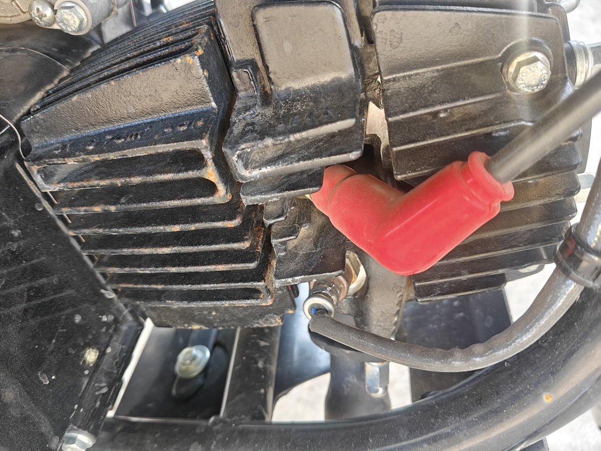 AkshayM8377's tweet photo. Hey @HeroMotoCorp look that HF- deluxe pro 
In just one month of purchase is it appears .my dad purchased this so no idea about it it delivered time or one month later .
is it defective product? https://t.co/LenYLp4wFv