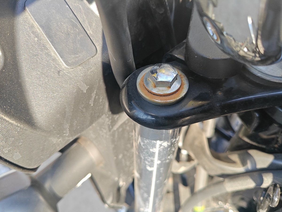 AkshayM8377's tweet photo. Hey @HeroMotoCorp look that HF- deluxe pro 
In just one month of purchase is it appears .my dad purchased this so no idea about it it delivered time or one month later .
is it defective product? https://t.co/LenYLp4wFv