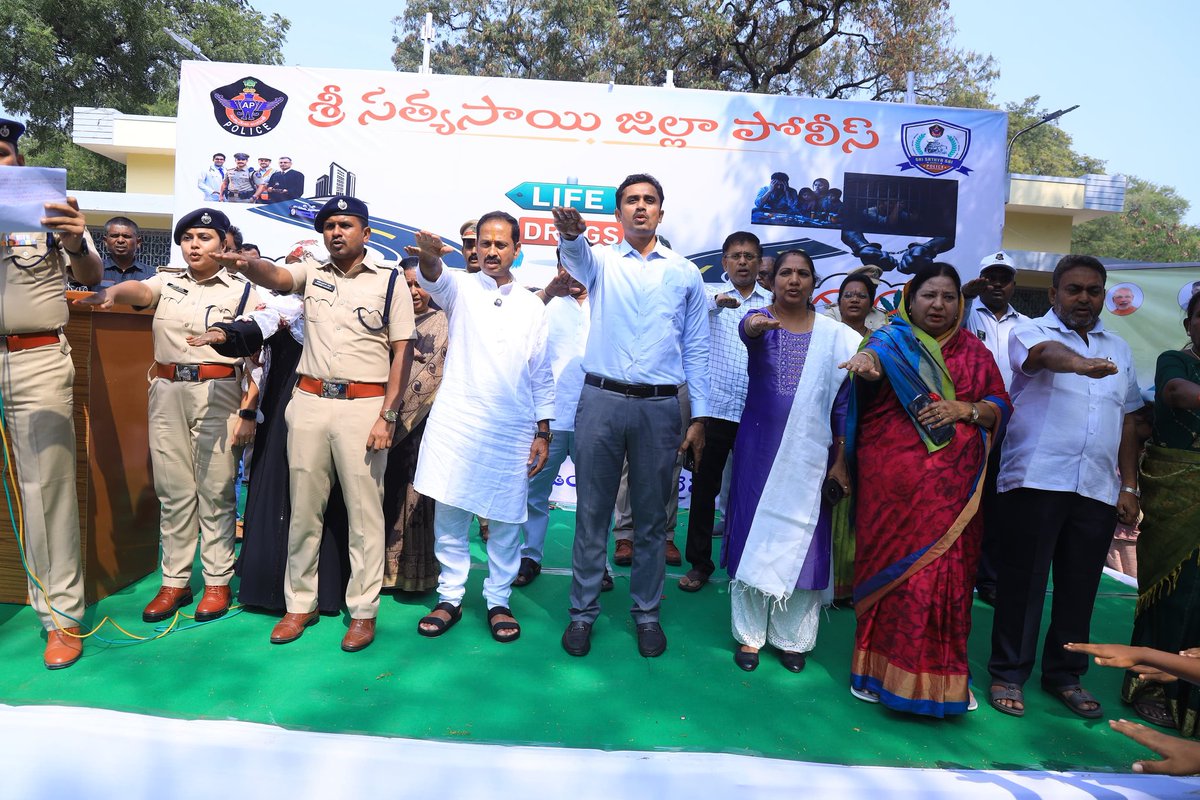 TdpKandikunta's tweet photo. కదిరి  పట్టణంలో డ్రగ్స్, మాదక ద్రవ్యాల వల్ల కలిగే అనర్ధాలపై, స్వర్ణ ఆంధ్ర స్వచ్ఛ ఆంధ్ర కార్యక్రమంలో ఈరోజు  అవగాహన కార్యక్రమంలో భాగంగా ర్యాలీ లో పాల్గొన్న జిల్లా కలెక్టర్ శ్యాం ప్రసాద్ గారు,జిల్లా ఎస్పీ సతీష్ కుమార్ IPS, గారితో కలిసి పాల్గొన్నాను 

జీవితం చాలా విలువైనది!.. డ్రగ్స్ బారిన పడకండి | 'SAY NO TO DRUGS'

“మాదక ద్రవ్యాలు వ్యక్తిని కాదు, కుటుంబాన��ని కాదు, సమాజాన్నే నాశనం చేస్తాయి. డ్రగ్-ఫ్రీ ఆంధ్రప్రదేశ్  నిర్మాణంలో మీరూ భాగస్వాములు కావాలి” అని పిలుపునిచ్చారు.విద్యార్థులు ఈ కార్యక్రమంలో ఉత్సాహంగా పాల్గొని, డ్రగ్స్ వ్యతిరేకంగా తమ  సహకారం అందిస్తామని  ప్రతిజ్ఞ చేశారు.

స్వర్ణ ఆంధ్ర - స్వచ్ఛ ఆంధ్ర  ర్యాలీలో పాల్గొన్నాను మానవహారంగా ఏర్పడి స్వర్ణ ఆంధ్ర - స్వచ్ఛ ఆంధ్ర ప్రతిజ్ఞ చేయడంలో పాల్గొన్నాను
ఈ కార్యక్రమంలో DSP గారు, ప్రజ��� ప్రతినిధులు, పోలీసు సిబ్బంది,వివిధ కళాశాలల విద్యార్థులు, వివిధ సంఘాల ప్రతినిధులు, యువత, పలు సంస్థల సభ్యులు,ఎక్సైజ్, తదితర అధికారులు,ఇతర అనేక సంస్థల ప్రతినిధులు పాల్గొన్నారు.
#saytonodrugs 
#drugsvaddubro 
#nodrugs 
#swarnaandraswachhaandhra 
#swacchabharath 
#MyCleanAP
#IdhiManchiPrabhutvam 
#ChandrababuNaidu 
#NaraLokesh 
#kandikuntavenkataprasad 
#kadiri