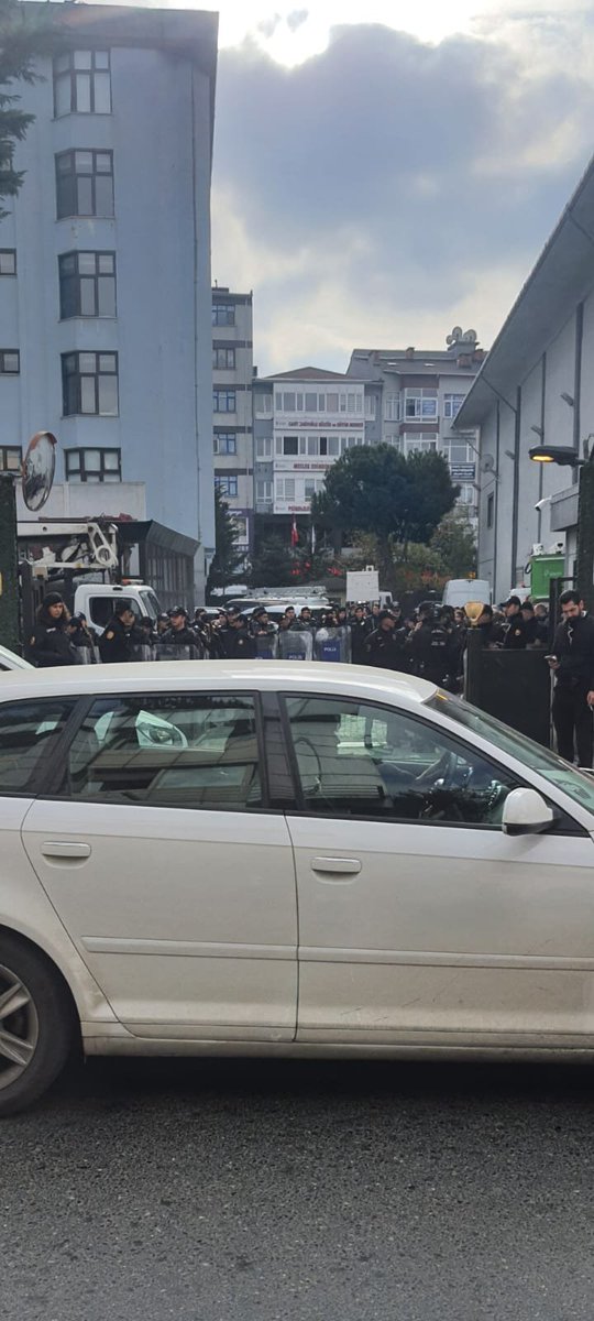 Anayasal bir hak olan toplantı ve gösteri yürüyüşü hakkı, Ümraniye’de salon sahibine baskı yapılarak engellenemez! SalonSahiplerine AçıkTehdit 
#ÜmraniyeBelediyesi 
#ÜmraniyeEmniyeti