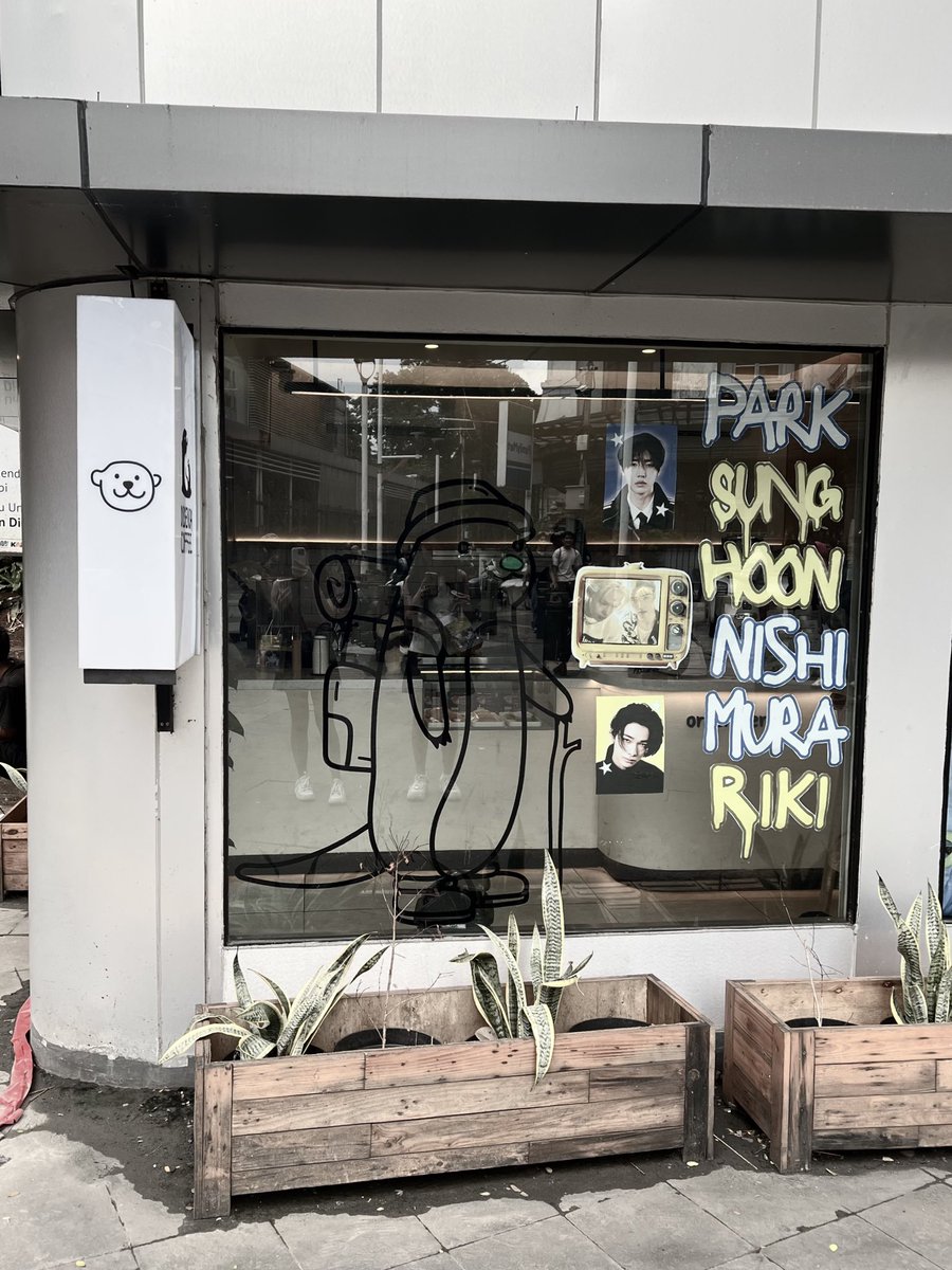 caethoon's tweet image. stopped by hoonki’s bday cafe event ♡