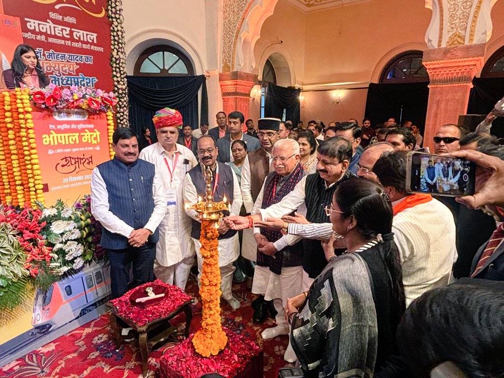 मुख्यमंत्री डॉ. मोहन यादव ने आज भोपाल में आयोजित भोपाल मेट्रो यात्री सेवा का शुभारंभ कार्यक्रम का दीप प्रज्वलन कर शुभारंभ किया।

इस अवसर पर श्री मनोहर लाल खट्टर (माननीय केंद्रीय मंत्री आवासन एवं शहरी कार्य मंत्रालय), श्री कैलाश विजयवर्गीय भी उपस्थित रहे।

#MPM #BhopalMetro