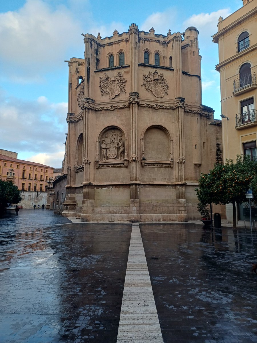 Belmonteenredes's tweet image. Tras unos días en la Universidad de Murcia en un tribunal de oposición, solo puedo decir dos cosas. Qué maravilla de ciudad y de gentes y qué lamentable la comunicación por tren o avión. Sevilla /Murcia, 523 kms, la más eficiente opción, conducir tu coche. La España invertebrada