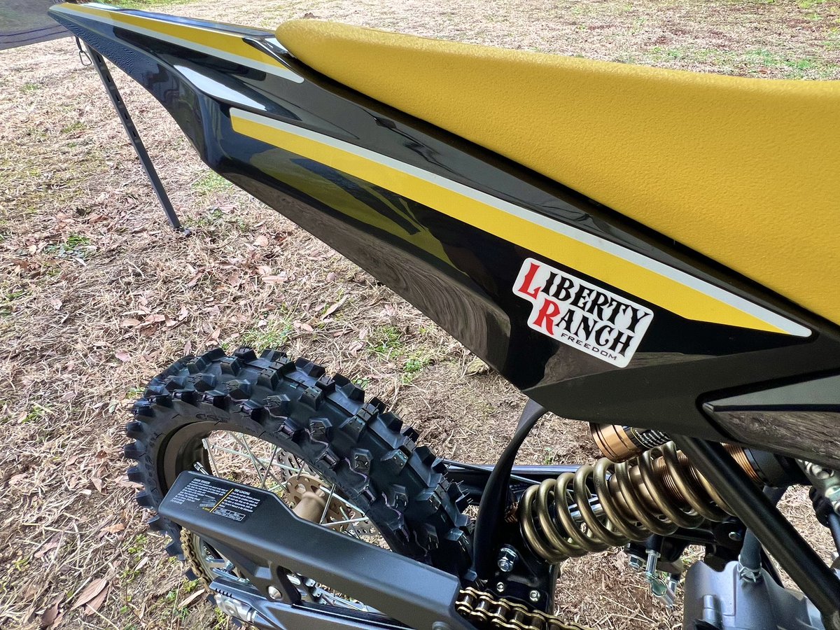 pikapika_ride's tweet image. ついにぴかぴかRideにやってきたSurron Hyper Bee🏍️✨
初週末はステッカー貼付の儀😁
Pikaがとってもお世話になった #LibertyRanch のステッカーも一緒に💕

そして初走行🏍️💨
これは #jonit 原田さんのブログの通り楽しいやーつ🎶
▶︎ jonit.hatenablog.com/entry/2025/09/…

#ぴかぴかRide #Surron #HyperBee