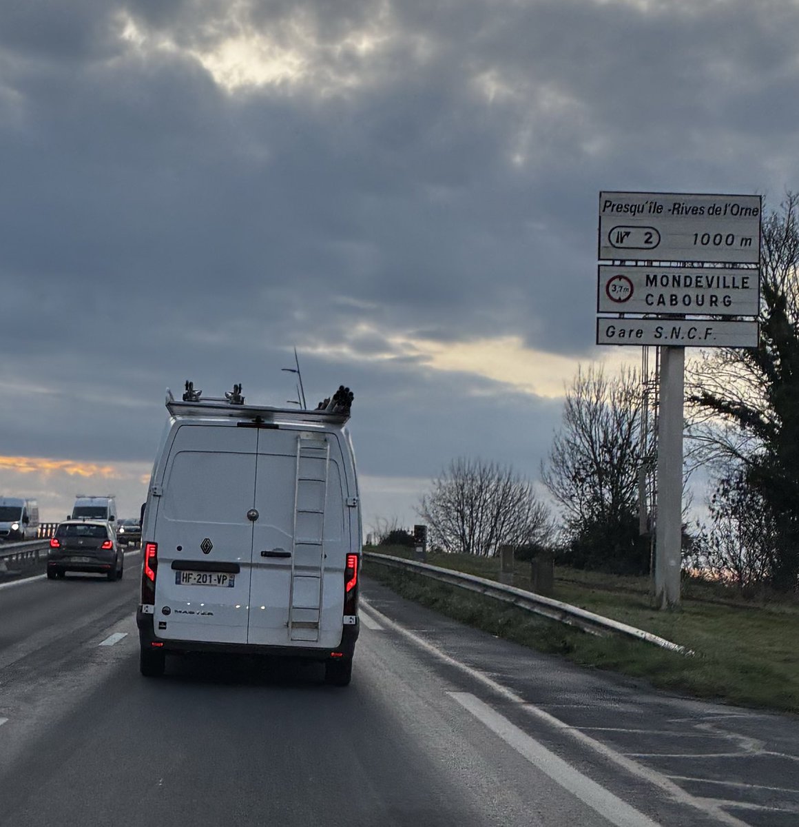 Si qq1 reconnaît ce camion, son conducteur a failli me tuer sur le périphérique de Caen, ce mardi vers 9h10. 2 messieurs qui bossent ds les travaux publics à en croire leur veste de sécurité rouge à bandes réfléchissantes. #caen #normandie #securiteroutiere