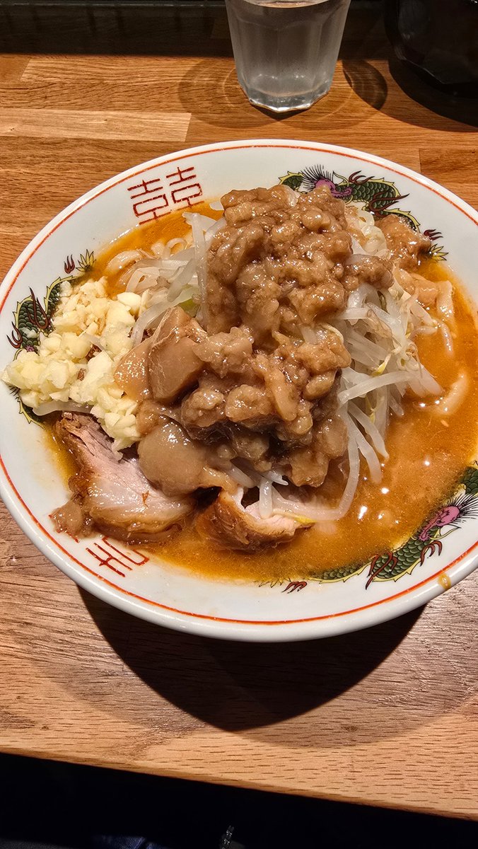 shape99999's tweet photo. 中華蕎麦みうら　東野町
豚そば(中)NA980+味噌変更150
甘いアブラを野菜と一緒に食べて優勝。乳化と味噌の相性やばい。豚はうまいしでかいし最高。量は少な目かな。大でもひたニの小より少ないかも。年内で閉店なのは本当に惜しい。 https://t.co/sm25cgOaE6