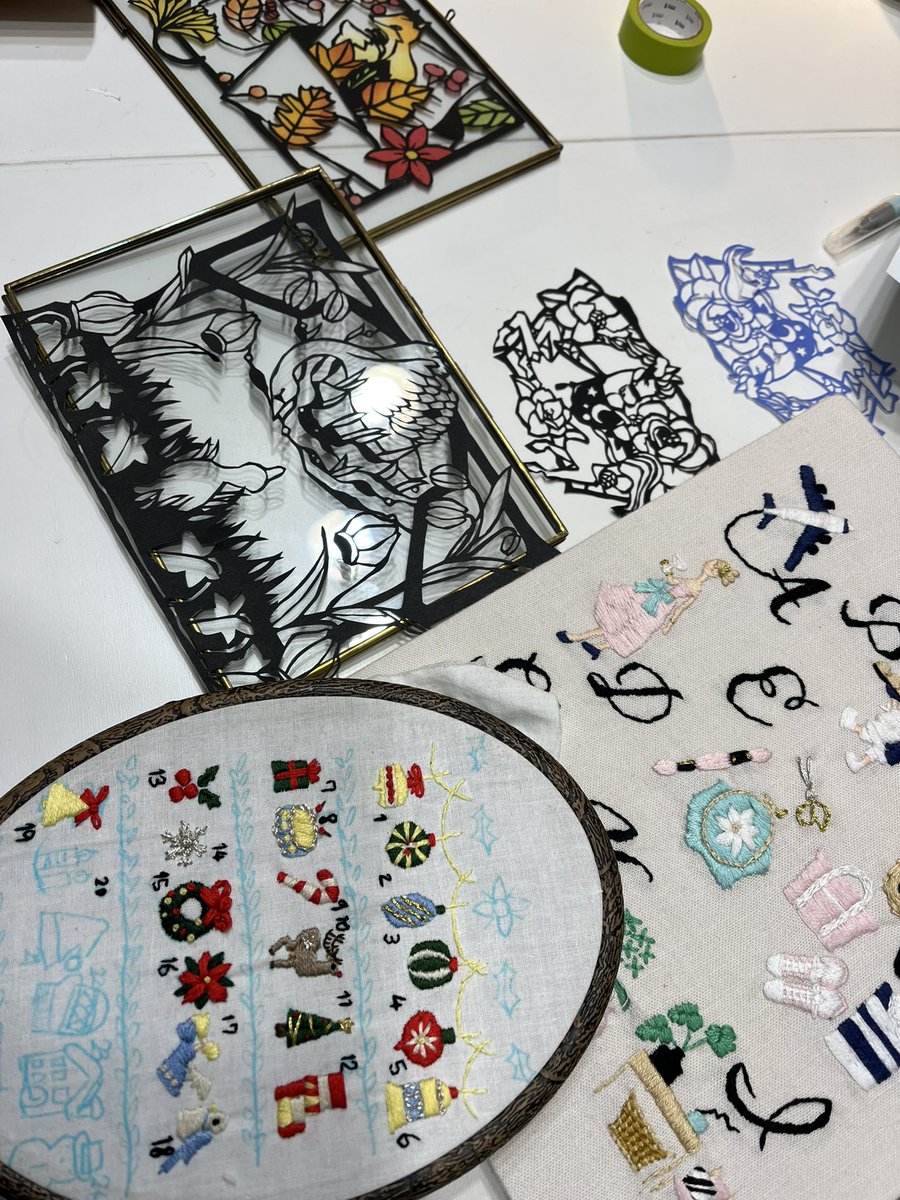 riculi_'s tweet photo. 今年最後の切り絵教室
なかなか思う通り活動できない日々でしたが切り絵教室展でかなり来年の形が見えました。楽しみなことが増えそうです。

お友達のアンナスさんの所で刺繍教室の後来てくれた方！
とても上達されて本当に凄い😊

ありがとうございました。
またお待ちしていますね。
#切り絵 https://t.co/tp9bDVpMrU