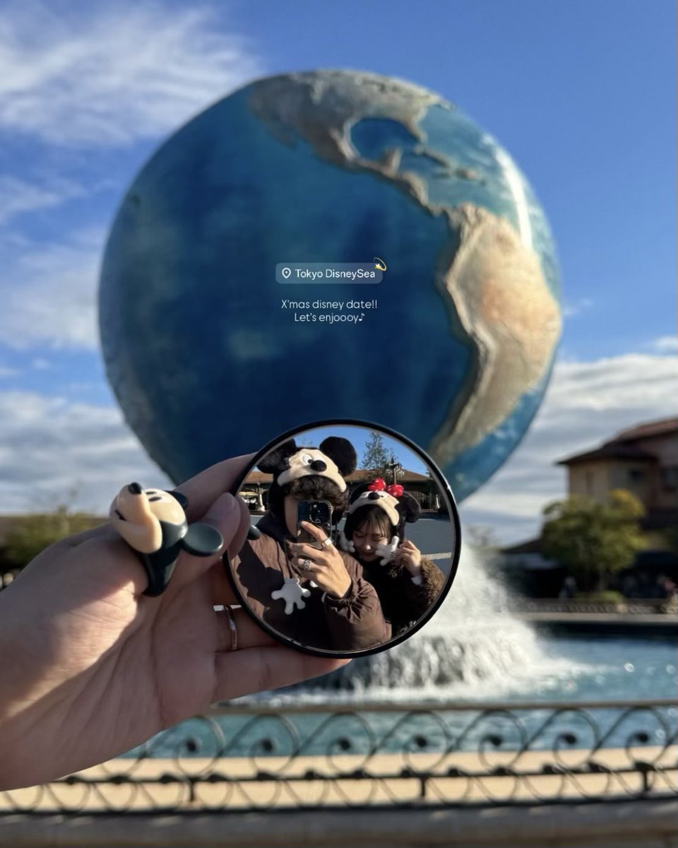 ___mayu021's tweet photo. ディズニーのフォトスポットを背景にして撮ったミラーフォトが可愛すぎる🪞✨簡単に撮れるから旅行とかにもおすすめやし、これを待ち受けにしてもめっちゃ可愛い！ https://t.co/zZCWZkHUF4