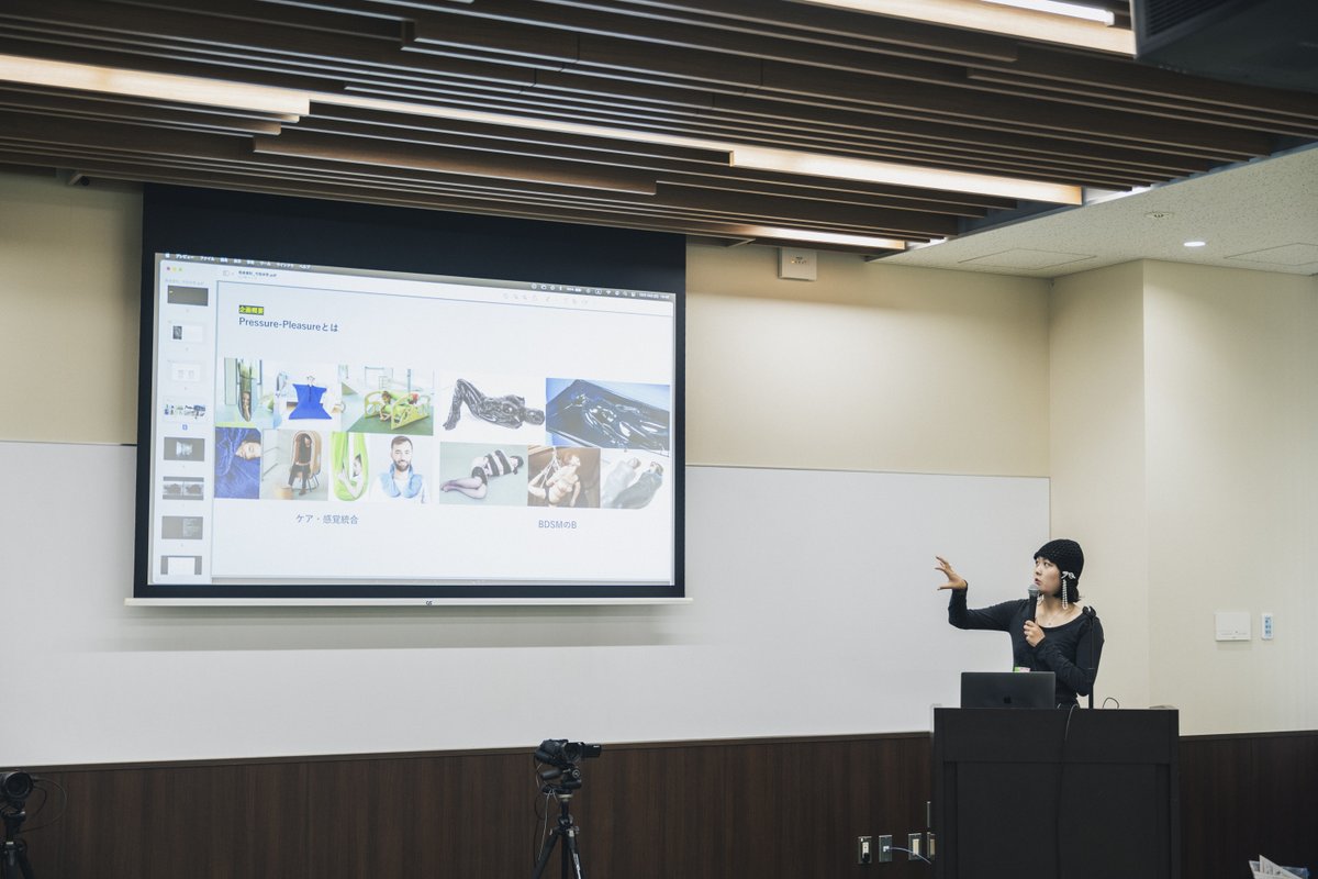 MediaArts_C's tweet photo. [発表支援プログラム｜進捗発表会]
国内クリエイター発表支援プログラムの進捗発表会のレポートを公開しました。
https://t.co/yRycMxGsEn

発表支援プログラムは、作品発表の企画を募り、専門家からのアドバイスをはじめとした支援によって企画の実現をサポートするものです。2025年10月19日（日）には今年度採択された24組のクリエイターが会場に集まり、それぞれのプロジェクトの進捗を報告するとともに、アドバイザーとのやりとりを経てプランを検討しました。レポートでは3つの記事で全24組の報告とアドバイザーとのディスカッションの様子を動画で紹介します。

本レポートでは、以下のクリエイターの企画を紹介します。
今宿未悠
orm（藤井智也＋高橋ちかや）
小川柚帆
川畑那奈
菊永絢音
島田清夏
清水愛恵
志村翔太

#MediaArtsCreators2025