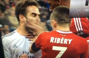 theMadridZone's tweet image. 🗣️ Franck Ribéry: “I slapped Dani Carvajal because of an argument over the ball, but after that, Sergio Ramos and Pepe started AGGRESSIVELY chasing me.

They were giving me looks as if they wanted to FINISH me every time I touched the ball.

The match at that time started to feel…
